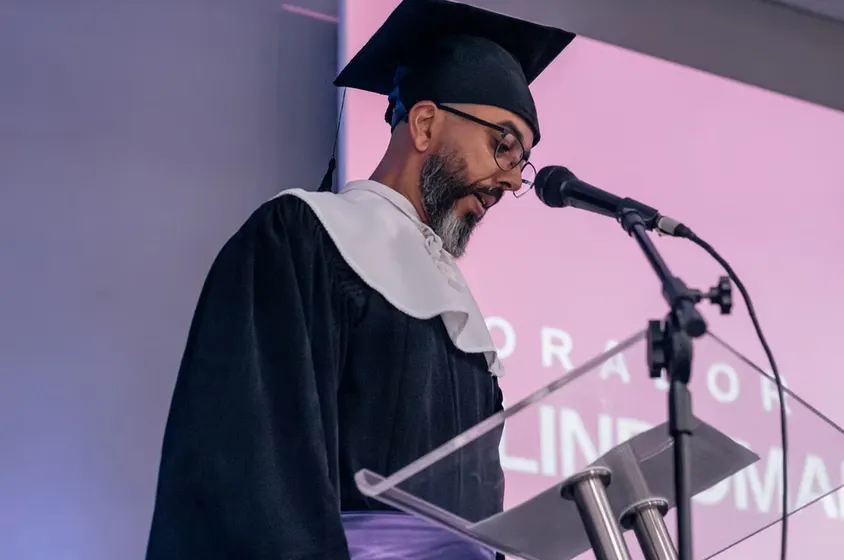 Orador da turma discursando na formatura do IWS